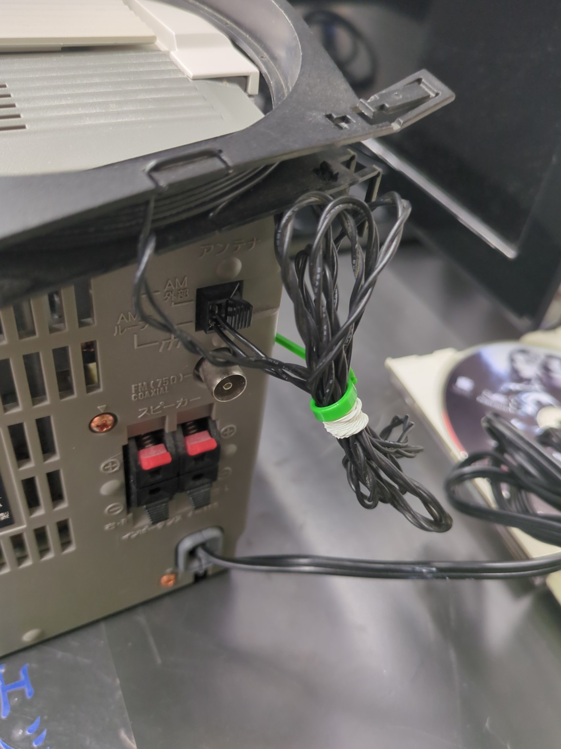 UX-W500背面のAMループ端子へ青箱のアンテナを接続した状態